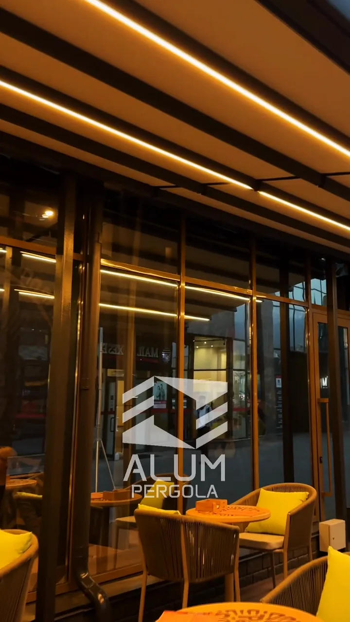 Тентовая пергола над летней площадкой кафе — кадр видео AlumPergola